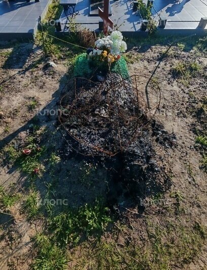 Могила до и после происшествия | Фото: очевидец