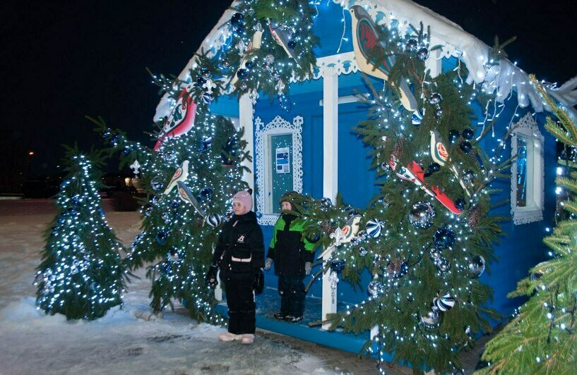 Родители ведут за руку малышей, те с интересом рассматривают игрушки, звёздочки, снежинки и сам домик. | Фото: Ксения Андреева