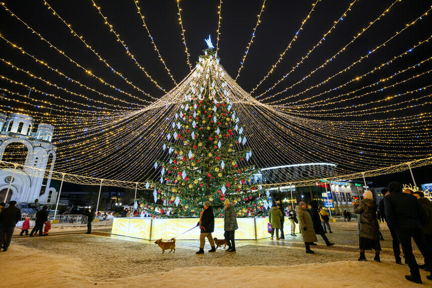 Подрядчик полностью восстановил ёлку. | Фото: Александр Мелехов