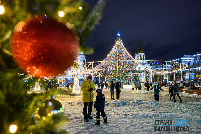 Вечером 2 января на площади Победы было много калининградцев и туристов. | Фото: Александр Мелехов