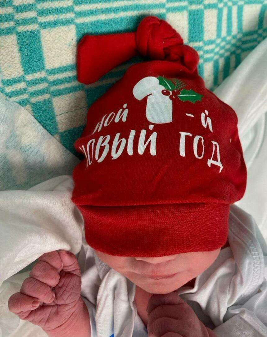 В Перинатальном центре в новогоднюю ночь родилось двое детей. Сначала на свет появилась малышка весом 3050 гр и ростом 50 см, а после родился мальчик весом 4010 гр. Он стал самым крупным малышом в Калининградской области, родившимся в новогоднюю ночь.  | Фото: Региональный перинатальный центр