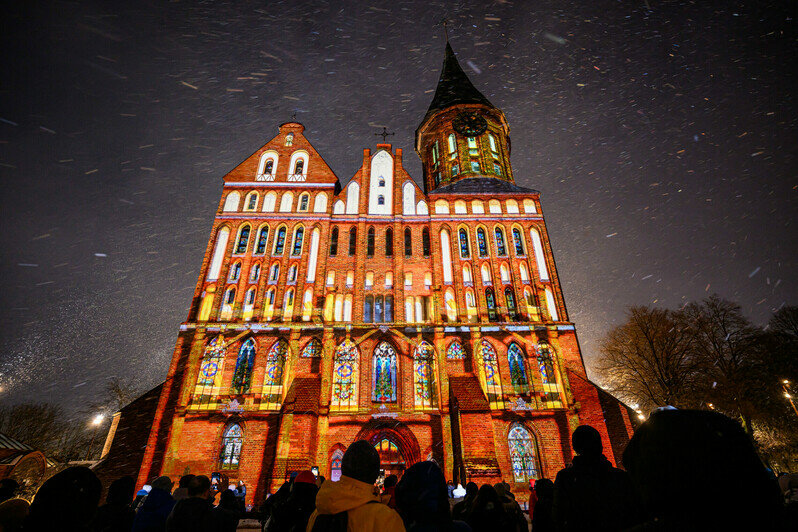 Свет, собор, зима и люди: вечерний остров Канта в первые дни января (фото)