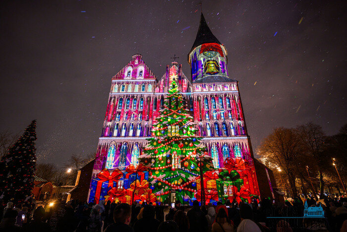 Свет, собор, зима и люди: вечерний остров Канта в первые дни января (фото)