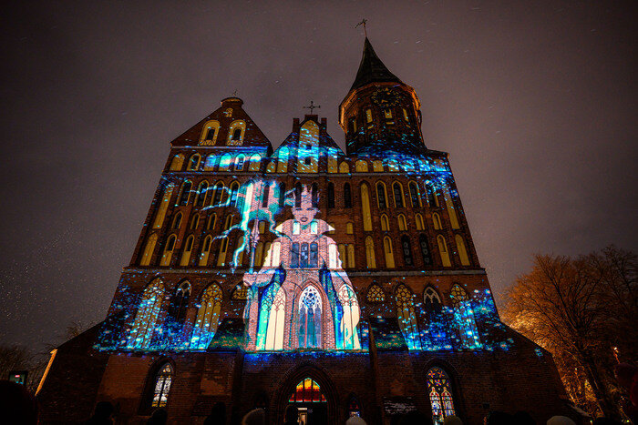 Свет, собор, зима и люди: вечерний остров Канта в первые дни января (фото)