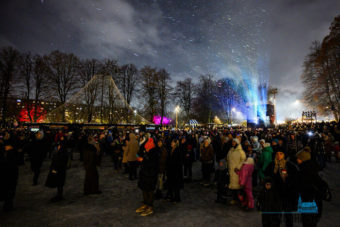 Свет, собор, зима и люди: вечерний остров Канта в первые дни января (фото)