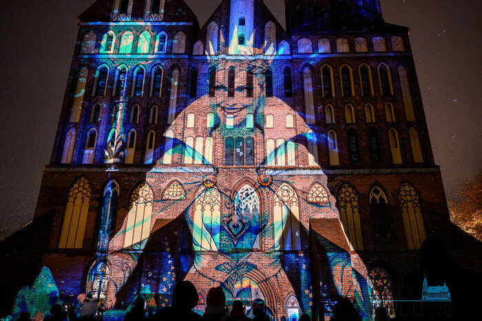 Свет, собор, зима и люди: вечерний остров Канта в первые дни января (фото)