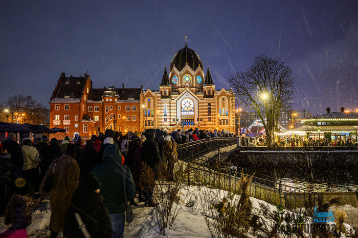 Свет, собор, зима и люди: вечерний остров Канта в первые дни января (фото)