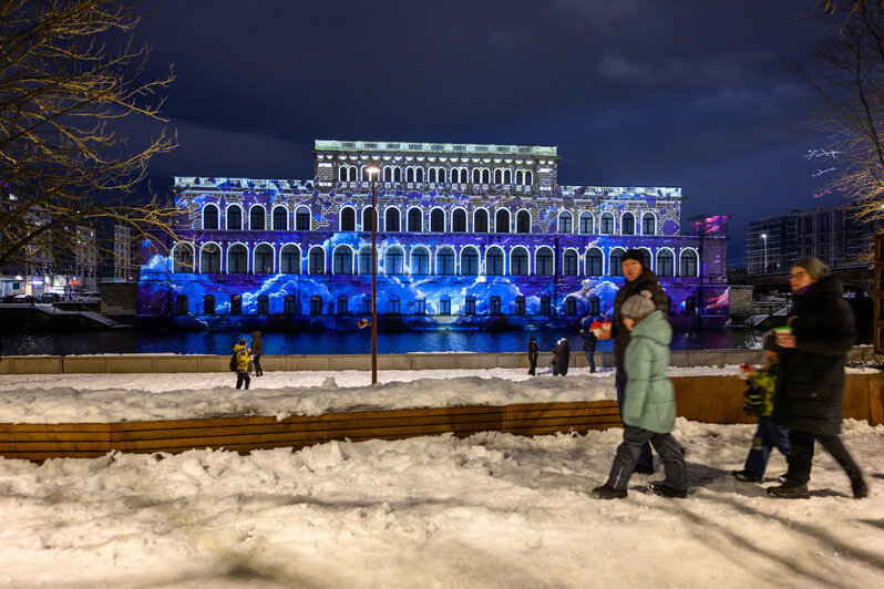 Свет, собор, зима и люди: вечерний остров Канта в первые дни января (фото)