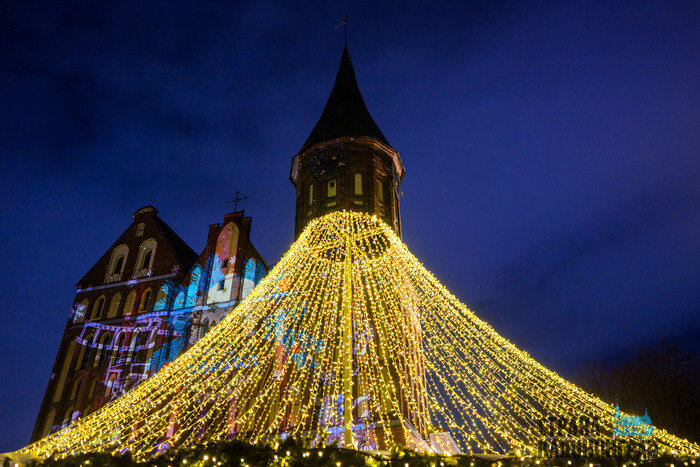 Свет, собор, зима и люди: вечерний остров Канта в первые дни января (фото)