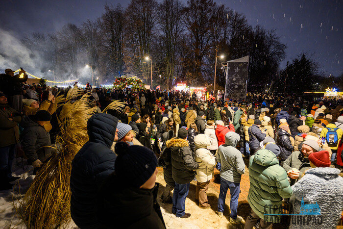 Свет, собор, зима и люди: вечерний остров Канта в первые дни января (фото)