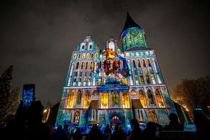 Свет, собор, зима и люди: вечерний остров Канта в первые дни января (фото)