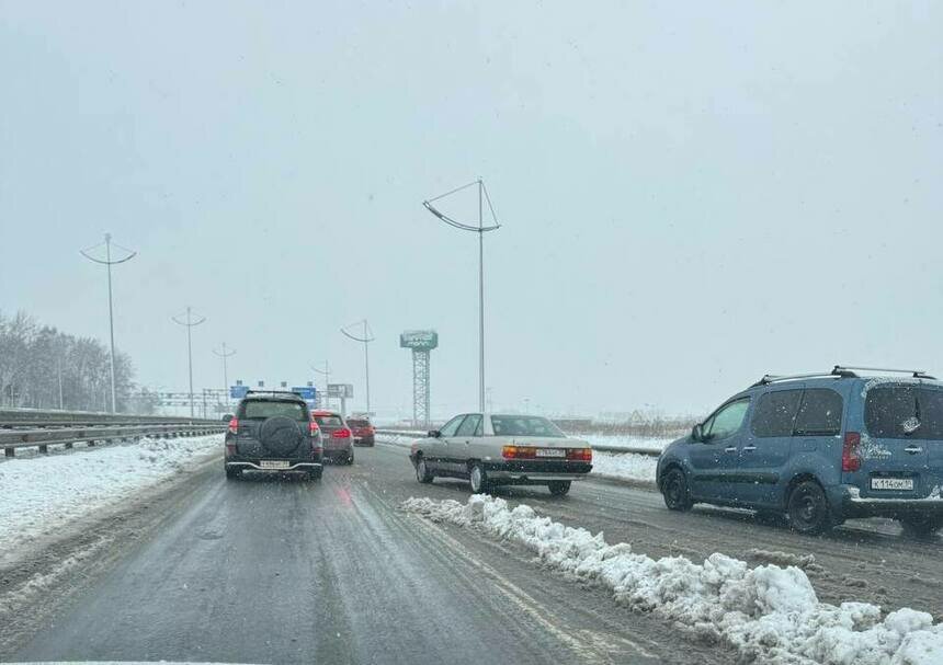 Желающие попасть в кинотеатр в "Балтия мол" попали в затор. | Фото: Софья Шарипова