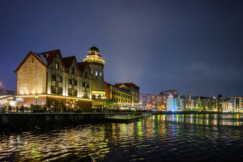 Свет, собор, зима и люди: вечерний остров Канта в первые дни января (фото)