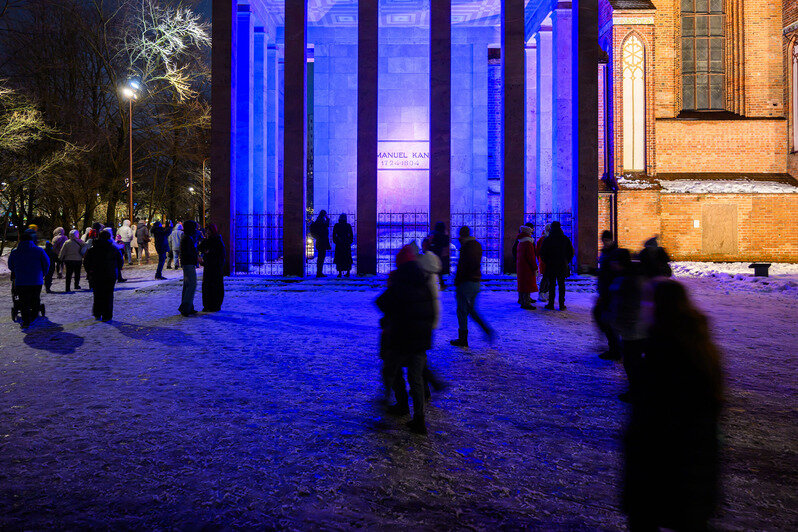 Свет, собор, зима и люди: вечерний остров Канта в первые дни января (фото) | Фото: Александр Мелехов