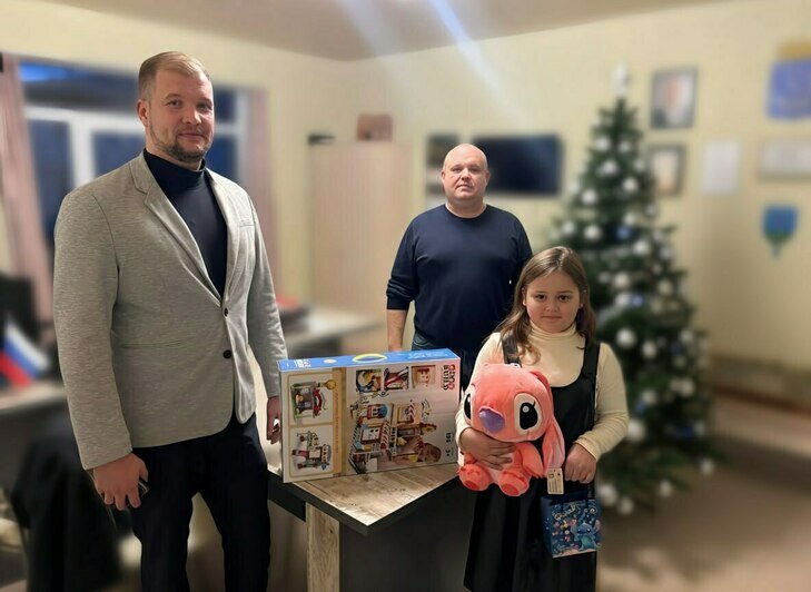 Стич, кукольный домик и поезд: губернатор янтарного края передал подарки детям Херсонской области | Фото: Телеграм-канал администрации Алешкинского муниципального округа