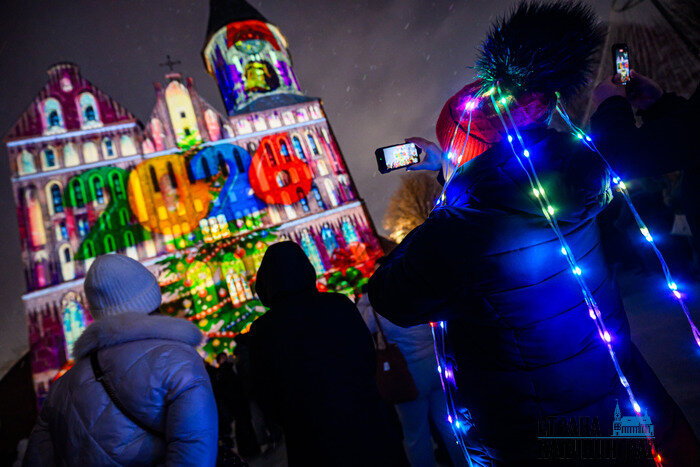Свет, собор, зима и люди: вечерний остров Канта в первые дни января (фото)