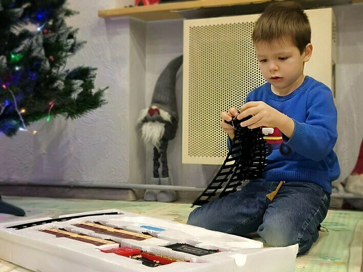 Стич, кукольный домик и поезд: губернатор янтарного края передал подарки детям Херсонской области | Фото: Телеграм-канал администрации Алешкинского муниципального округа