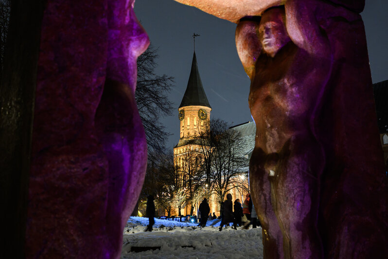 Свет, собор, зима и люди: вечерний остров Канта в первые дни января (фото)