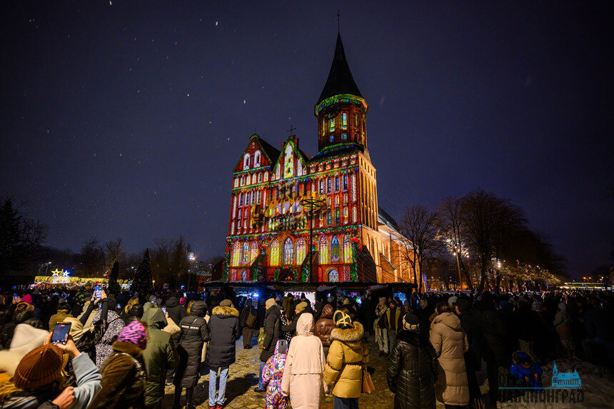 Свет, собор, зима и люди: вечерний остров Канта в первые дни января (фото)
