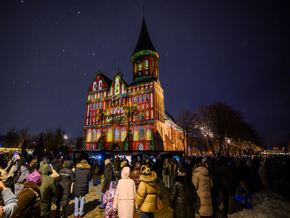 Свет, собор, зима и люди: вечерний остров Канта в первые дни января (фото)