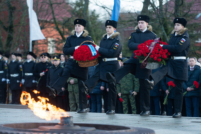 Торжественное возложение цветов к мемориалу «1200 воинам-гвардейцам» 9 декабря, День Героев. | Фото: архив «СК»