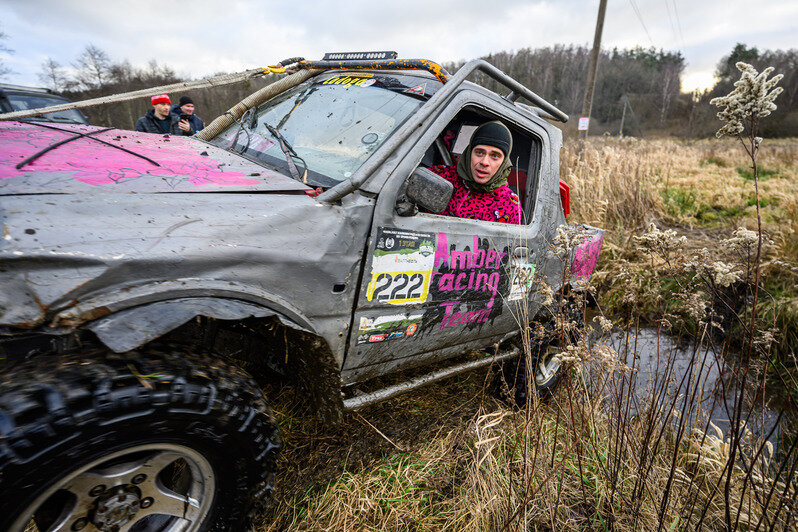 Грязь, азарт и костюмы: новогодний трофи-рейд под Калининградом (фоторепортаж)
