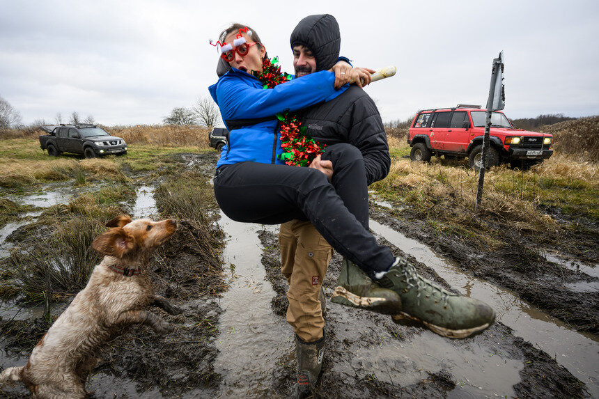 Грязь, азарт и костюмы: новогодний трофи-рейд под Калининградом (фоторепортаж)