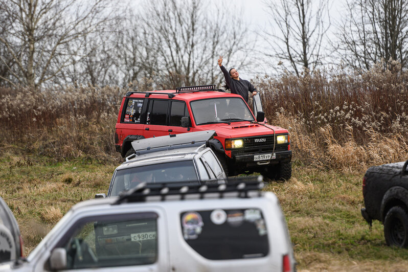 Грязь, азарт и костюмы: новогодний трофи-рейд под Калининградом (фоторепортаж)