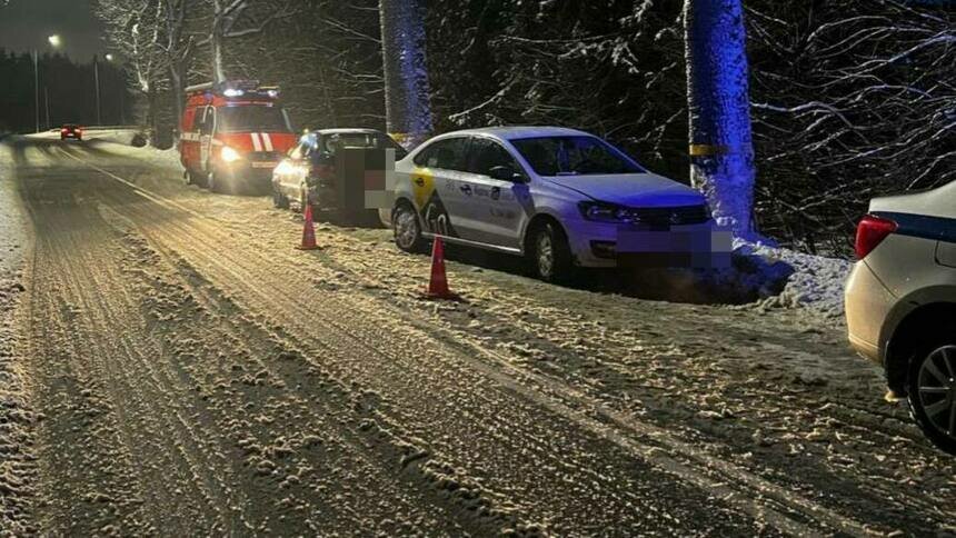 На трассе Калининград — Зеленоградск Volkswagen на прямом участке  дороги выехал на встречку и врезался в дерево   - Новости Калининграда | Фото: Госавтоинспекция Калининградской области