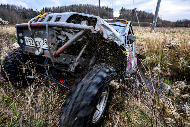 Грязь, азарт и костюмы: новогодний трофи-рейд под Калининградом (фоторепортаж)
