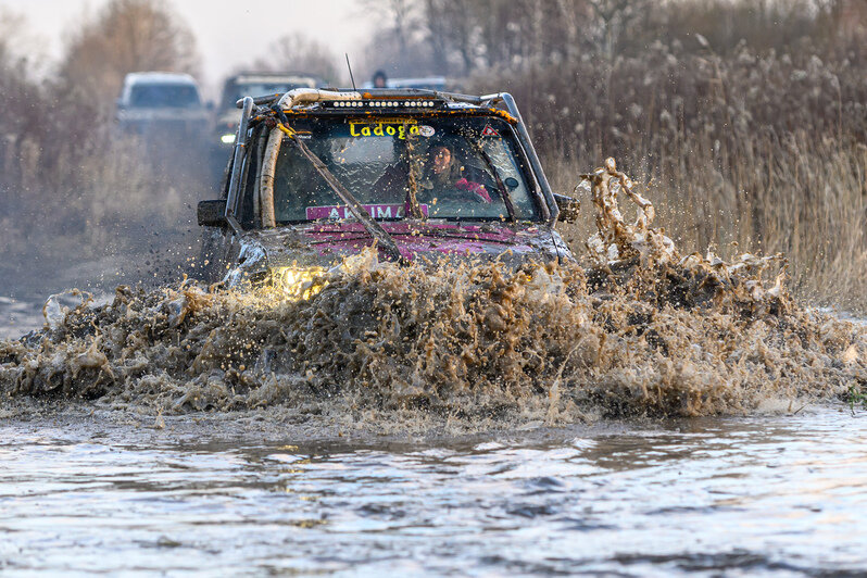 Грязь, азарт и костюмы: новогодний трофи-рейд под Калининградом (фоторепортаж)