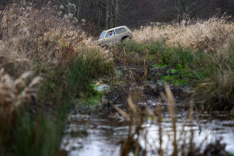 Грязь, азарт и костюмы: новогодний трофи-рейд под Калининградом (фоторепортаж)
