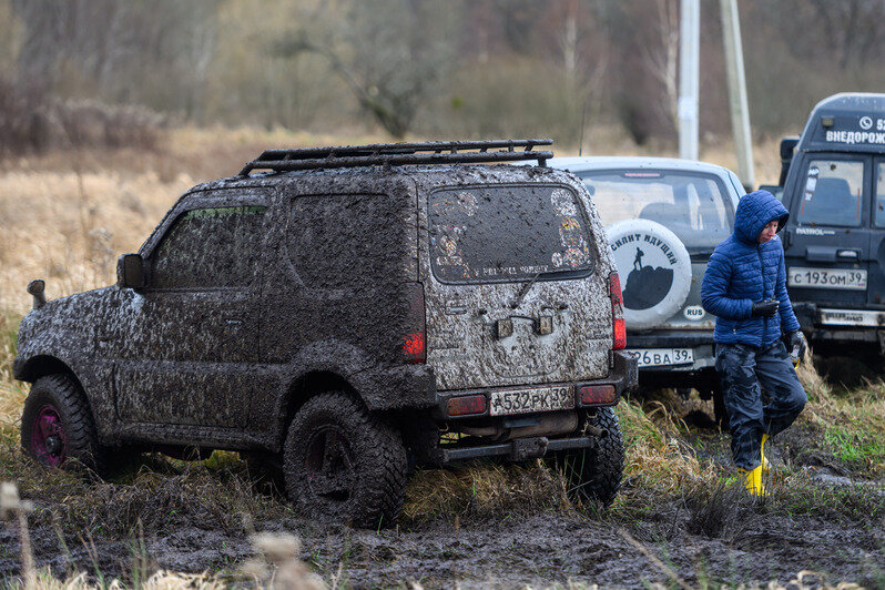 Грязь, азарт и костюмы: новогодний трофи-рейд под Калининградом (фоторепортаж)