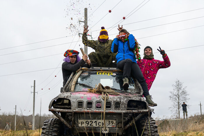 Грязь, азарт и костюмы: новогодний трофи-рейд под Калининградом (фоторепортаж)