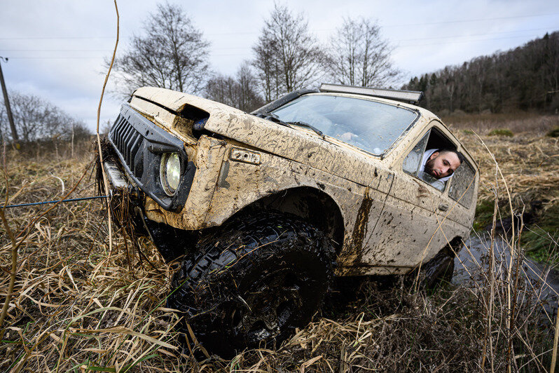 Грязь, азарт и костюмы: новогодний трофи-рейд под Калининградом (фоторепортаж)