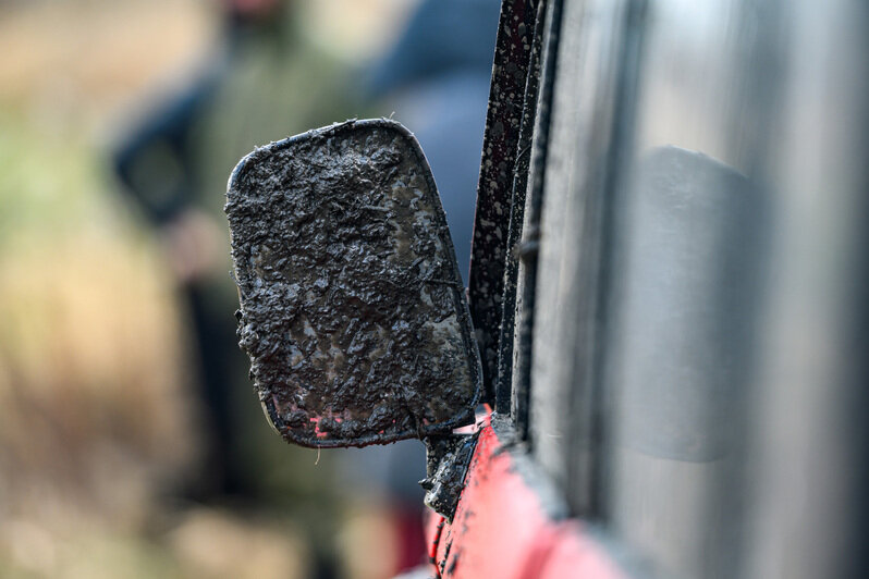 Грязь, азарт и костюмы: новогодний трофи-рейд под Калининградом (фоторепортаж)