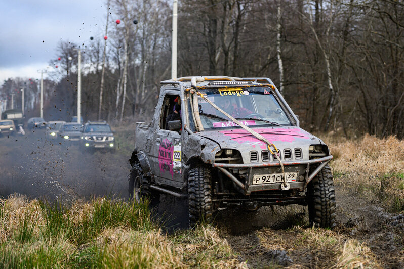 Грязь, азарт и костюмы: новогодний трофи-рейд под Калининградом (фоторепортаж)