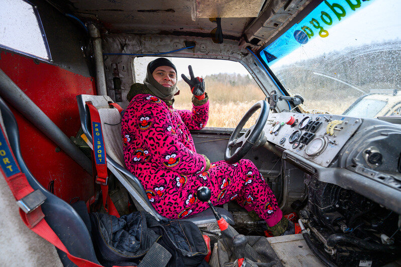 Грязь, азарт и костюмы: новогодний трофи-рейд под Калининградом (фоторепортаж)