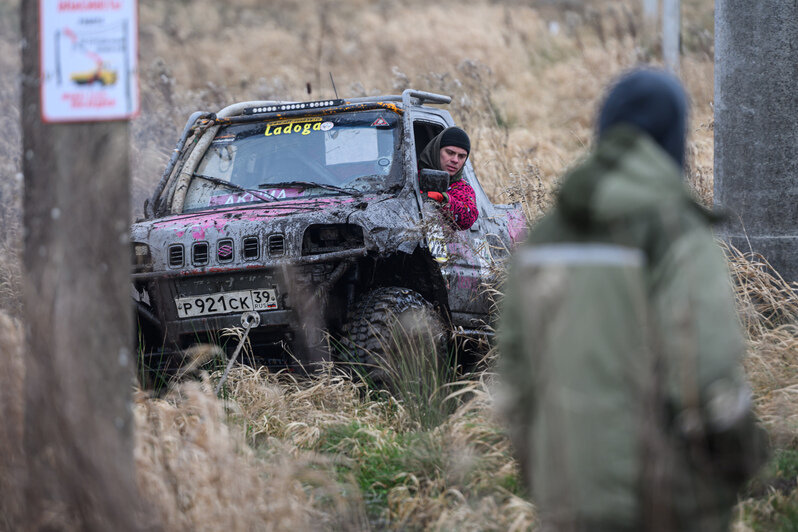 Грязь, азарт и костюмы: новогодний трофи-рейд под Калининградом (фоторепортаж)