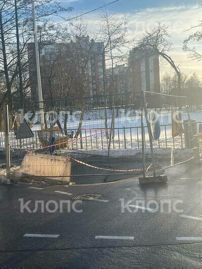 В Калининграде на перекрёстке в Балтрайоне провалилась дорога, троллейбусы и автобусы не могут проехать - Новости Калининграда | Фото: «Клопс»