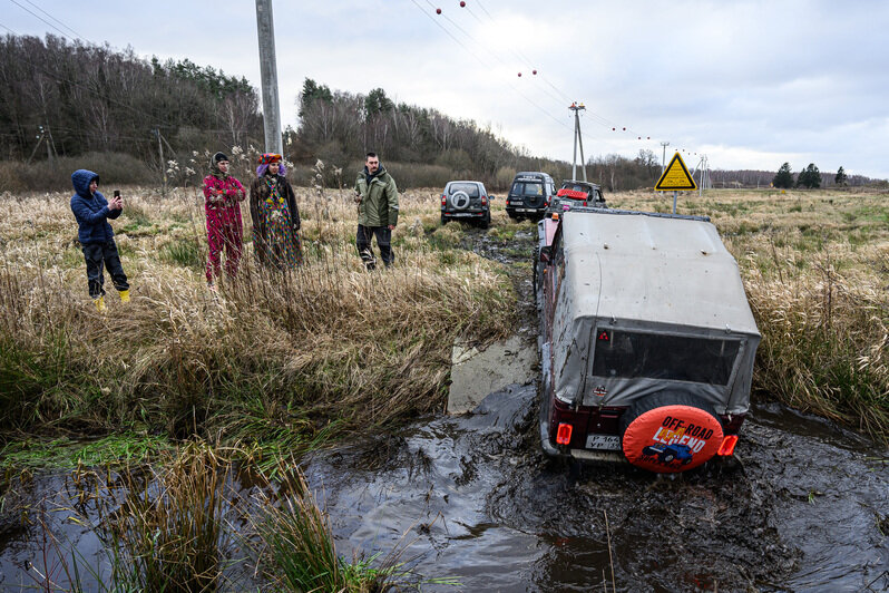 Грязь, азарт и костюмы: новогодний трофи-рейд под Калининградом (фоторепортаж)