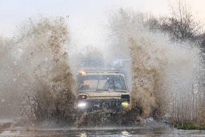 Грязь, азарт и костюмы: новогодний трофи-рейд под Калининградом (фоторепортаж)
