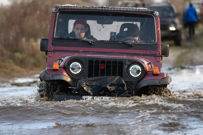 Грязь, азарт и костюмы: новогодний трофи-рейд под Калининградом (фоторепортаж)