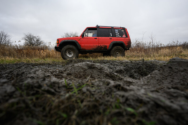 Грязь, азарт и костюмы: новогодний трофи-рейд под Калининградом (фоторепортаж)