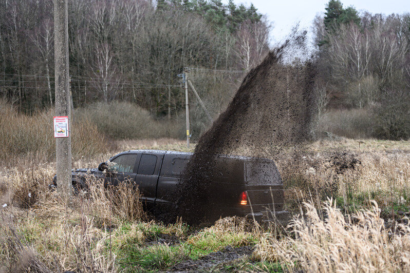 Грязь, азарт и костюмы: новогодний трофи-рейд под Калининградом (фоторепортаж)
