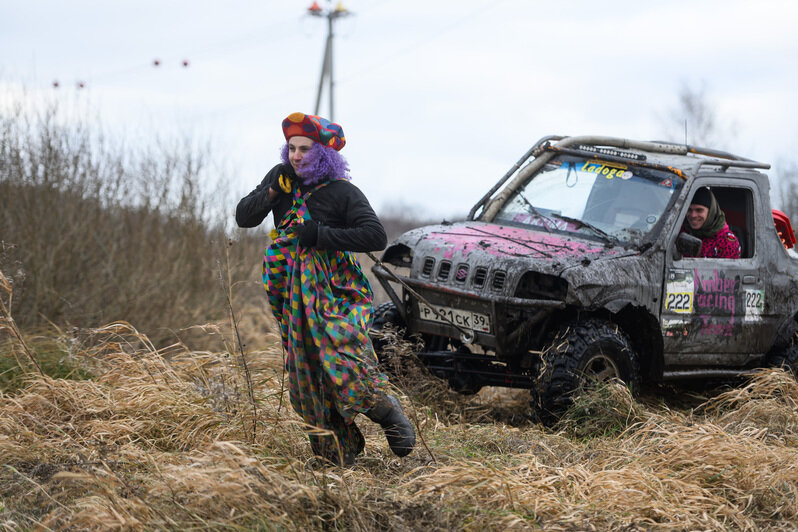 Грязь, азарт и костюмы: новогодний трофи-рейд под Калининградом (фоторепортаж)