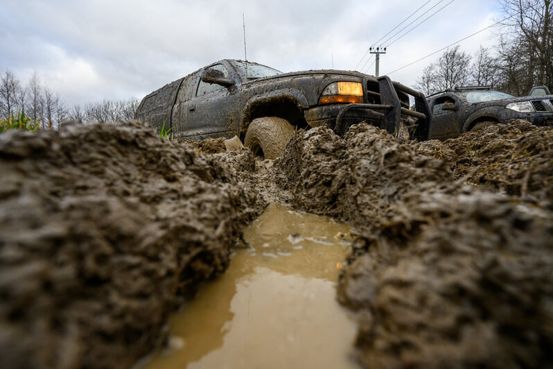 Грязь, азарт и костюмы: новогодний трофи-рейд под Калининградом (фоторепортаж) | Фото: Александр Мелехов