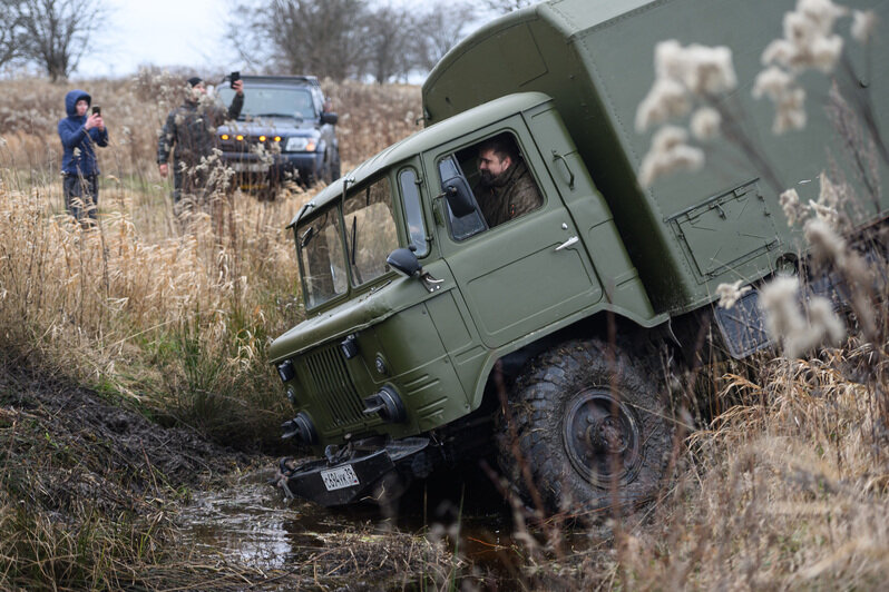 Грязь, азарт и костюмы: новогодний трофи-рейд под Калининградом (фоторепортаж)
