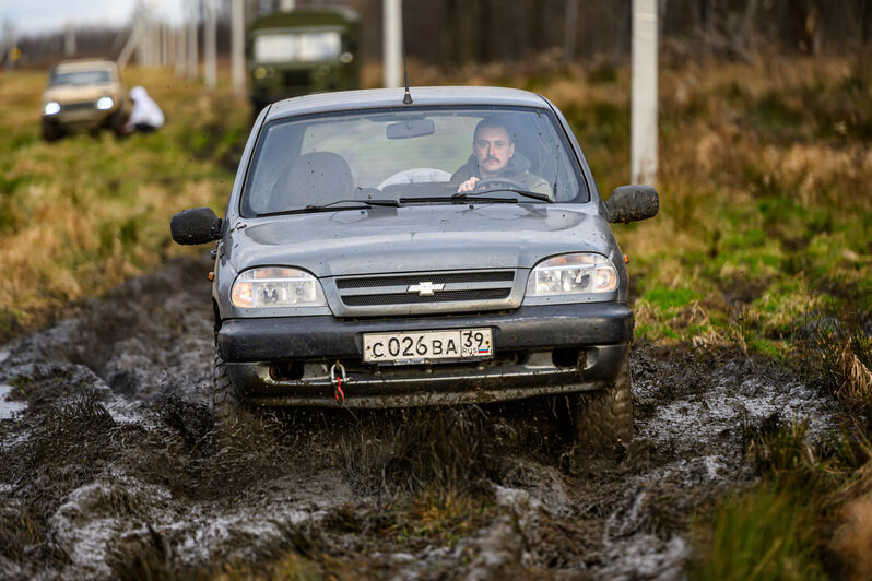 Грязь, азарт и костюмы: новогодний трофи-рейд под Калининградом (фоторепортаж)