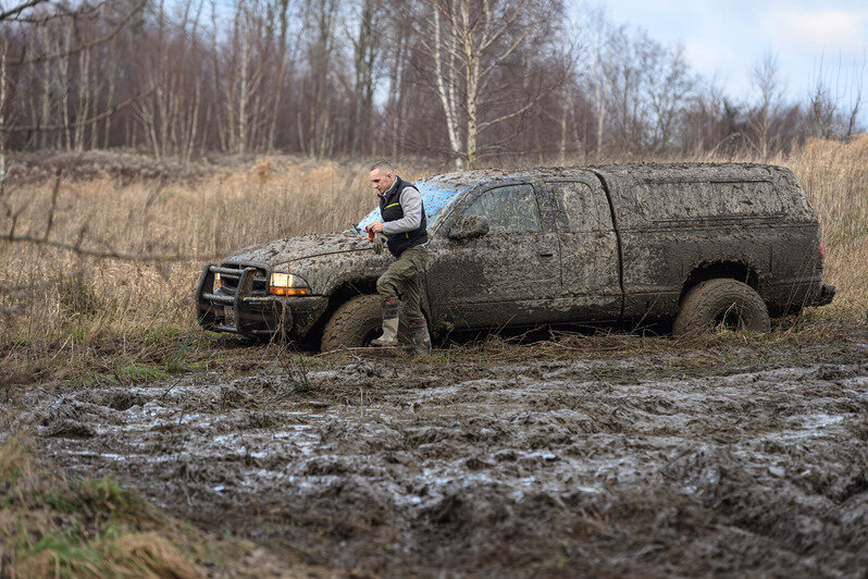Грязь, азарт и костюмы: новогодний трофи-рейд под Калининградом (фоторепортаж) | Фото: Александр Мелехов